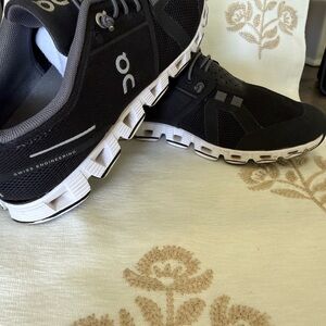 On Running Women’s Black Athletic Shoes Size W7.5